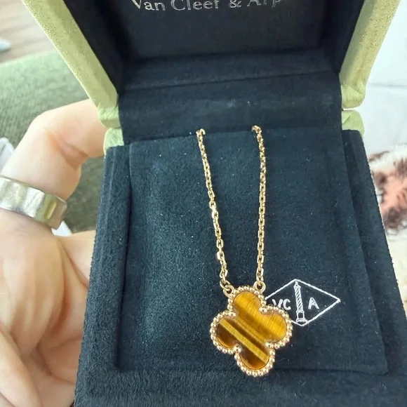 Van Cleef & Arpels Tiger's Eye Clover Necklace - Picture 2 of 6